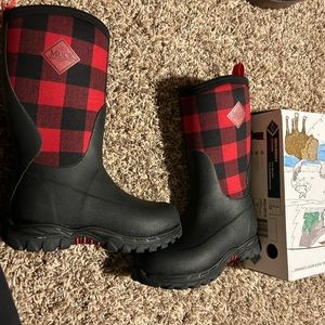 BRAND NEW! Youth Rugged II waterproof red plaid muck kids boots size 3 NEW